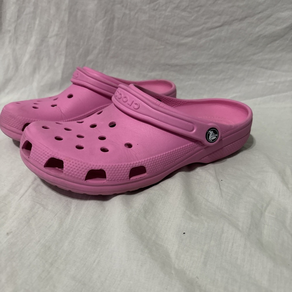 - Crocs Unisex Classic, Taffy Pink, 8 Men‎ - 10 Woman Pink Shoes